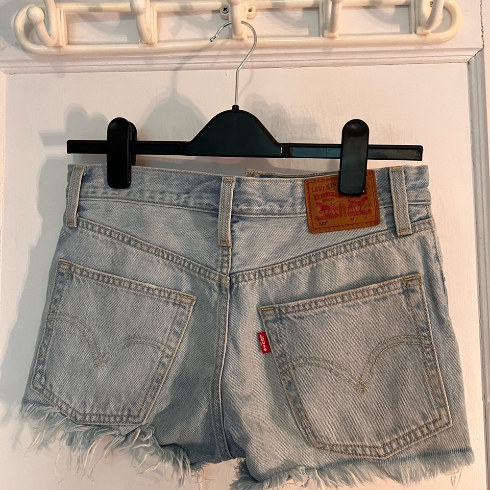 LEVIS !! - Picture 2 of 3